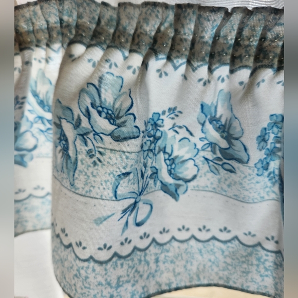 PAIR OF VINTAGE  KITCHEN WINDOW OR BACK DOOR CURTAINS - Picture 5 of 5